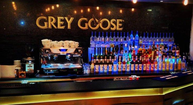 grey goose bárpult, sötét